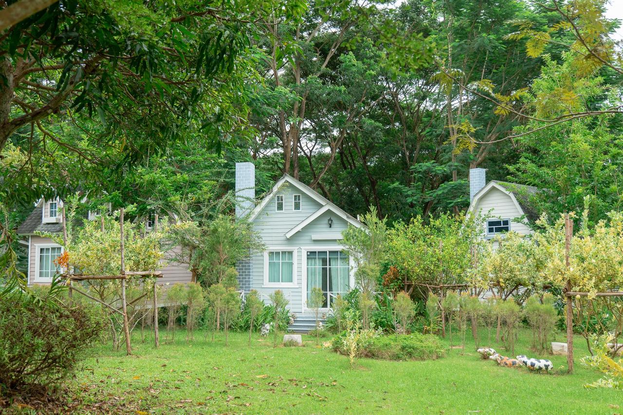 ทิวทัศน์ไร่อินทรีย์พสุธารายามเช้าริมแม่น้ำภาชี